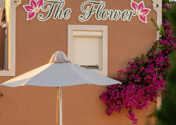 The Flower Inn Oia (Santorini)